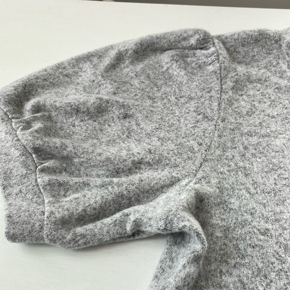 New Evereve Soft top, with a slight poof at sleeves